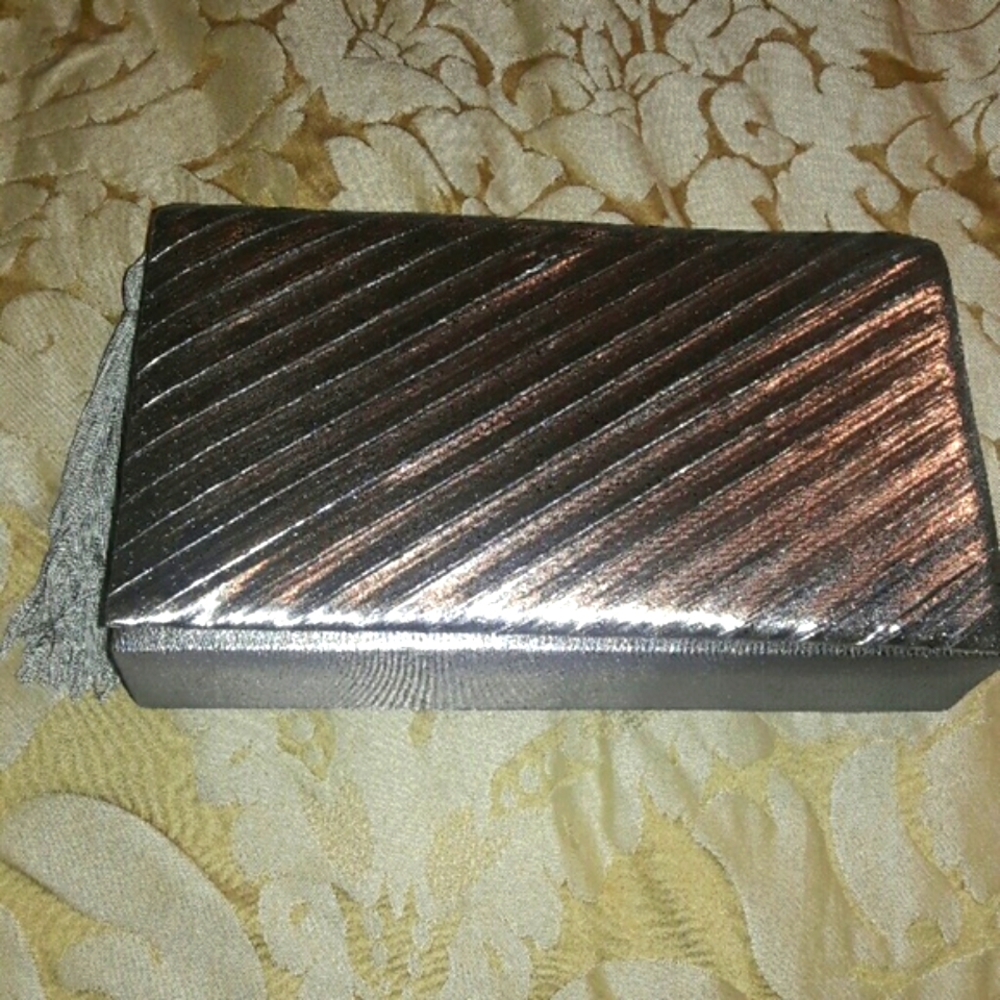 SHOW UP & SHOW OUT SILVER PURSE !